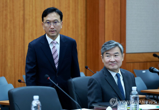 조태용 국정원장(오른쪽)이 29일 서울 서초구 국정원에서 열린 국회 정보위원회 국정원 국정감사에 참석하고 있다. 연합뉴스